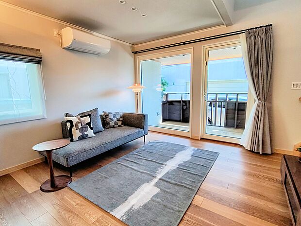 採光・通風を確保した心地良いリビング空間。