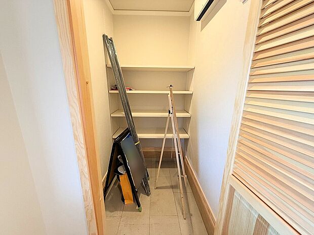玄関廻りがスッキリ片付く土間収納です。