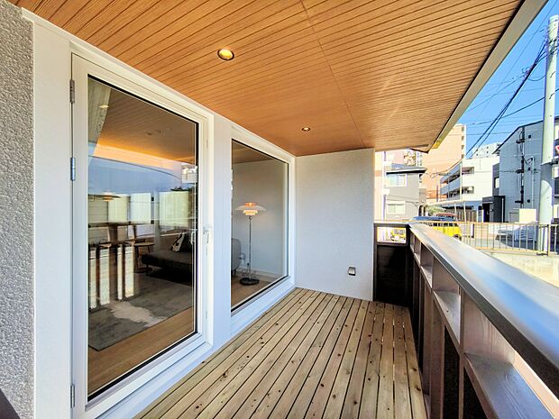 洗濯物を干すだけでなく、開放感あふれる安らぎの場としてもお使いいただけます。