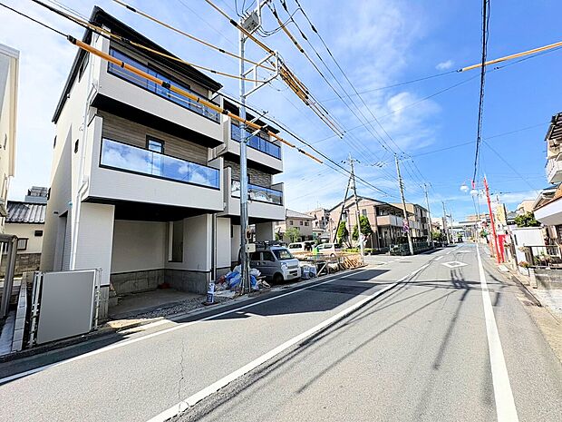 通風・採光に恵まれた角地は爽やかな開放感を演出します。(令和8年5月 撮影)