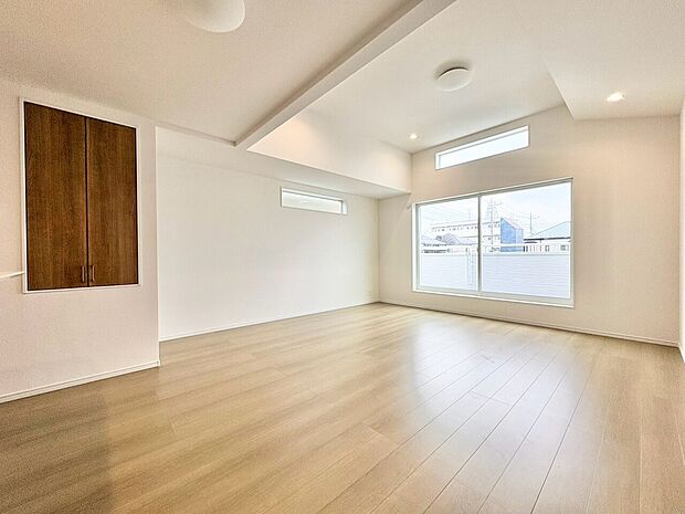 室内には豊かな陽光が注ぎ込み、爽やかな住空間を演出。