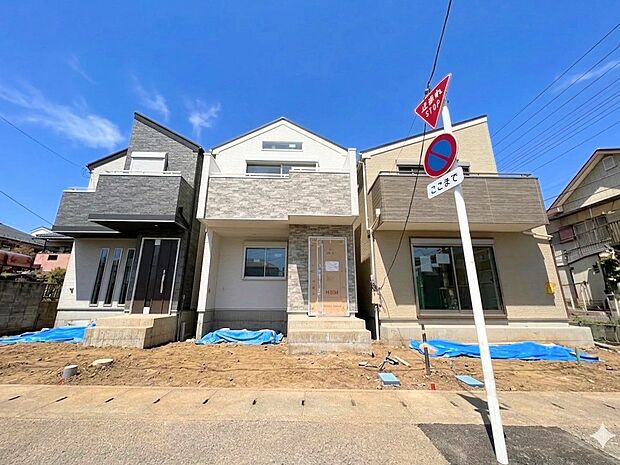 右が当物件。開放感のある陽当り良好なお住まいです。(令和8年3月 撮影)