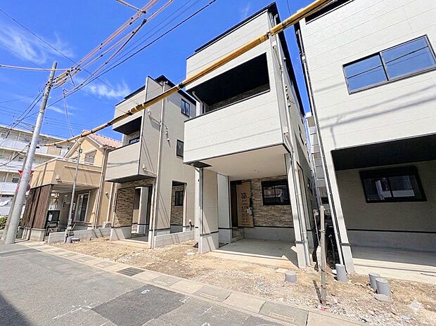 左側が当物件。南鳩ヶ谷駅まで徒歩10分の立地です。(令和8年6月 撮影)
