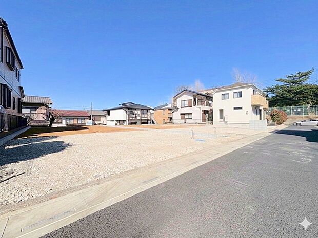敷地面積は広々42坪以上、建築条件付きの売地です。