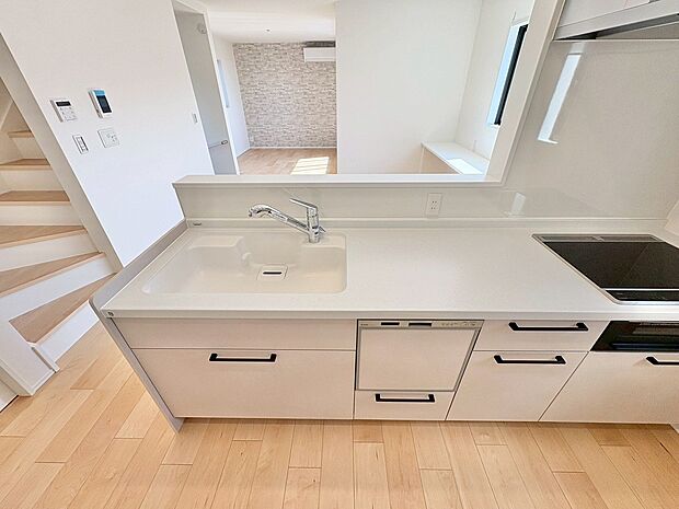 食洗機付きのシステムキッチンは使いやすくお手入れもラクラク。