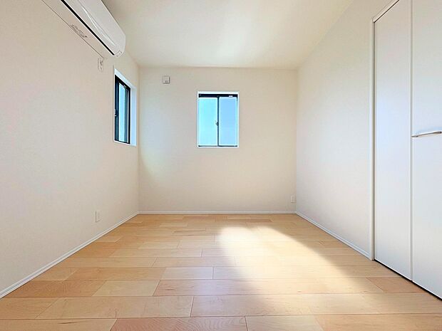 近隣との視線を考え、配慮された窓位置。