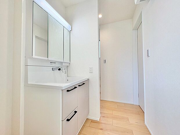 玄関のそばに洗面室を設けました。帰宅後すぐに手洗いできます。