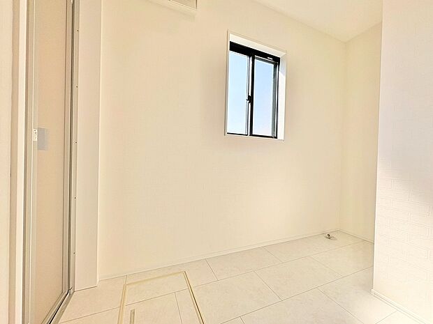 湿気がこもりやすい洗面所には窓があり換気がしっかり行えます。