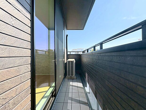 2階と3階にバルコニーを設けました。