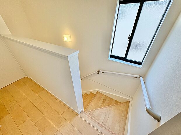 手すりがあるので安心して階段を上り下りできます。