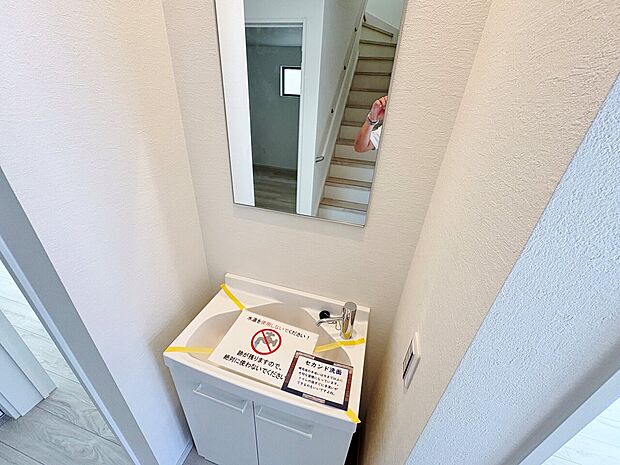 玄関のそばにも洗面台を設けました。帰宅後すぐに手洗いできます。