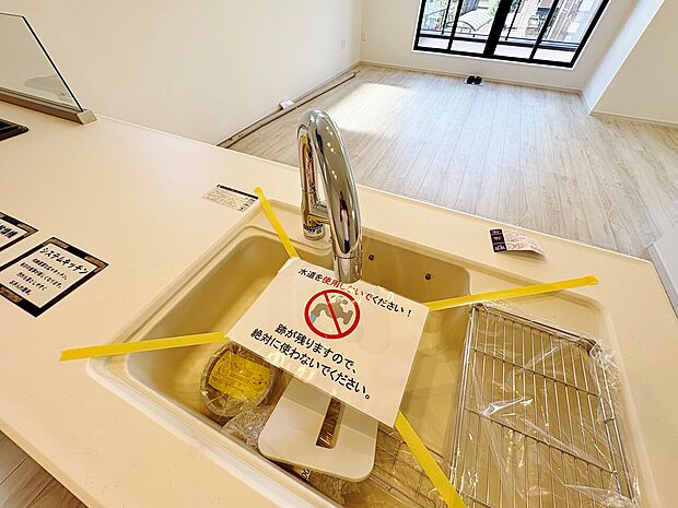 大きなお鍋やフライパンも洗いやすく、毎日の水仕事にも使いやすい設計。