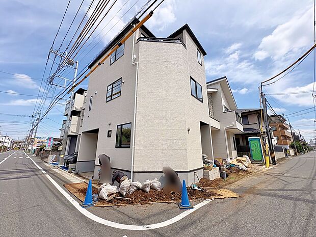 リビング上部吹き抜けは明るく広がりのある空間を創出。(令和8年7月撮影)