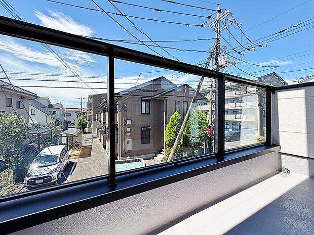 バルコニーから望む紺碧の空。爽やかな通風をご体感下さい。