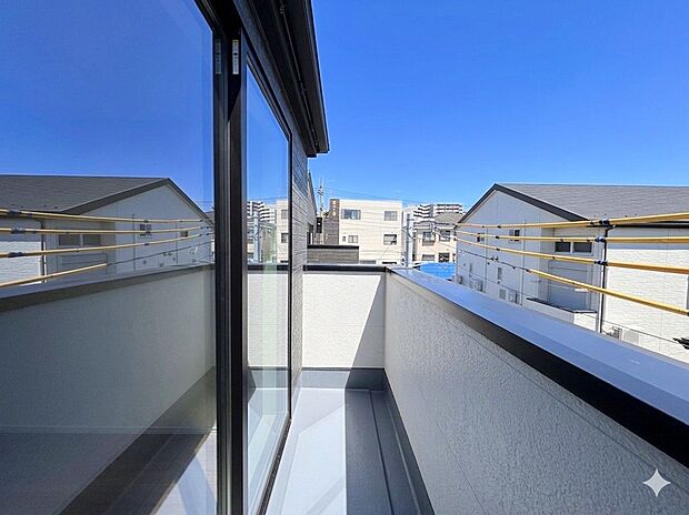 バルコニーから望む紺碧の空。