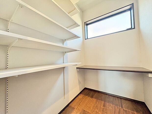 食材だけでなく日用品も収納もできるパントリーです。