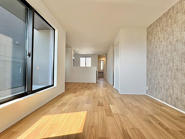 バルコニーに面した2階リビング。アクセントクロスで洗練された印象に。