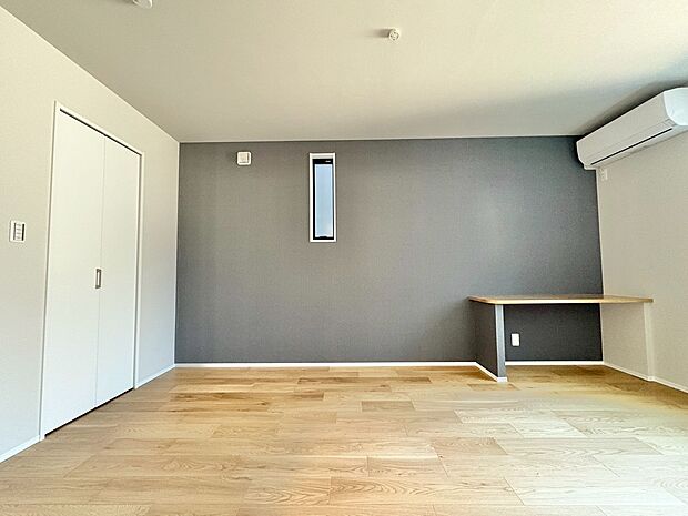 7.5帖の主寝室です。多用途に使えるカウンター付きの洋室。