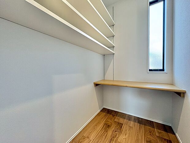 食材だけでなく日用品も収納もできるパントリーです。