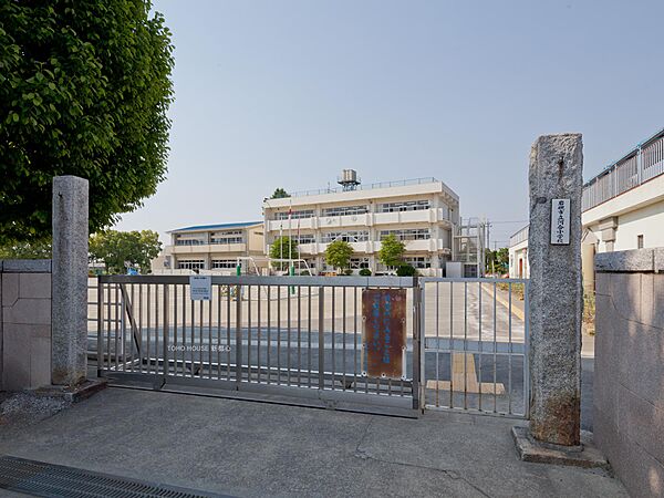 河合小学校まで約1500m