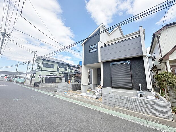 キッチンからリビング全体を見渡せる設計。(令和8年3月 撮影)