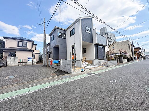 南西6m公道に面したカースペースに冷え列で2台駐車可能。1台はビルトインガレージに駐車できます。(令和8年3月 撮影)