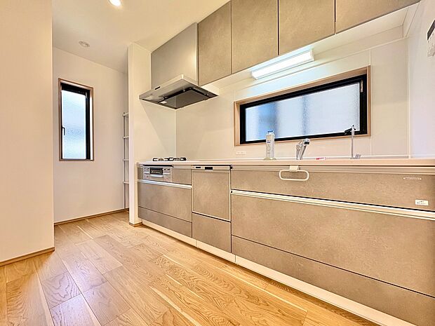 収納も多く大きな鍋やフライパン、調味料などスッキリ片付きます。