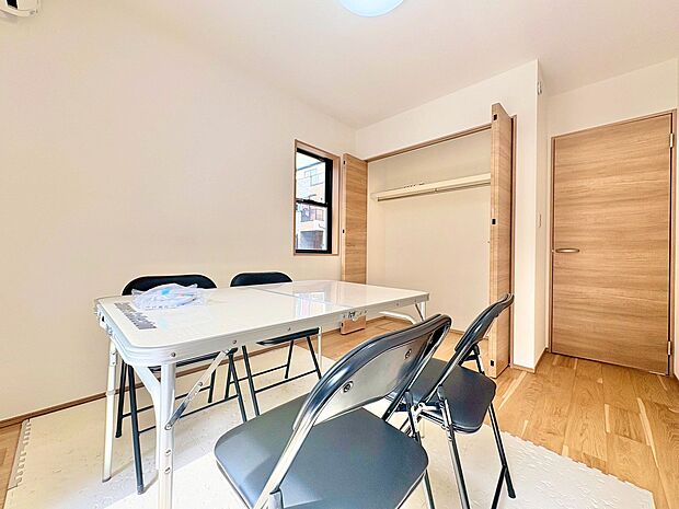 いつまでも輝き続けながらいつしか街の風景に溶け込んでいきます。