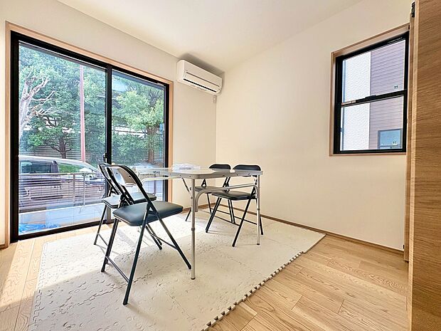 季節ごとに壁飾りや家具の配置を変えて楽しんでみませんか。