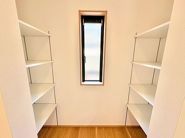 パントリーを設置し、食品や生活用品などスムーズに収納できます。