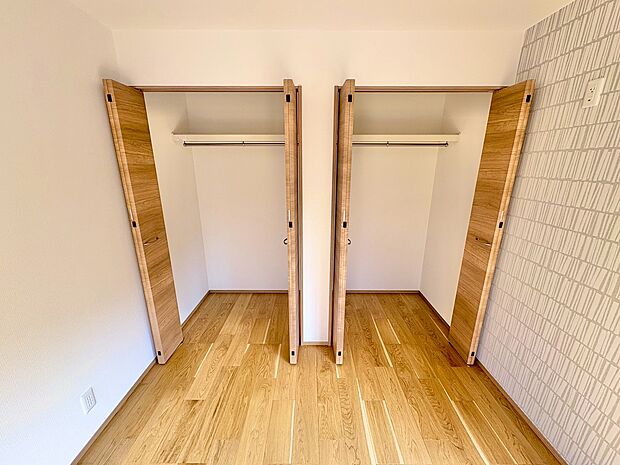 ダブルクローゼットを採用し、衣類や小物もスッキリと収納できます。