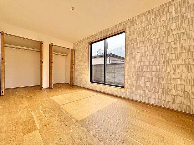 7.5帖の主寝室です。バルコニーに面した明るい洋室。