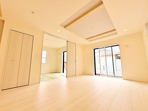 落ち着いた雰囲気のリビングは天井を折り上げ、空間のアクセントに。