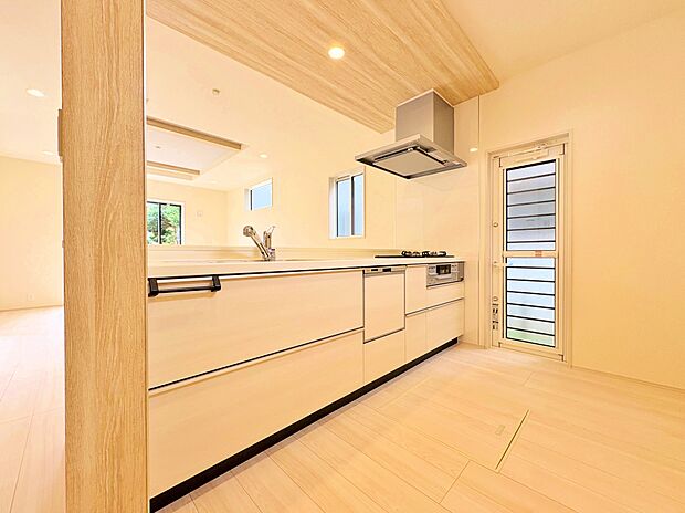 自然光が入る明るいキッチンは、作業スペースも広くとっています。