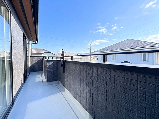 二部屋から行き来できるバルコニーは洗濯時にも効率の良い造り。