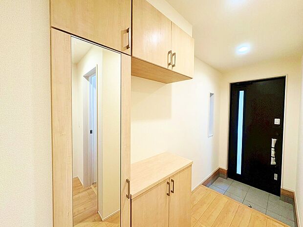明るさと清潔感を兼ね備えた玄関が建物内へと導きます。