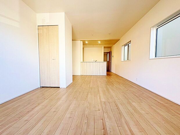 2階リビングのレイアウトは空間を開放的に見せてくれます。