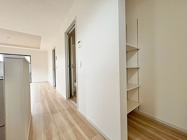 可動棚付きのパントリーや2部屋に配置したWICなど、収納豊富なお住まいです。