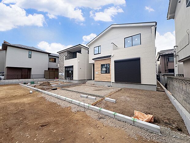 右が当物件。18帖のLDK横には開放的なコンセプトルームを併設しています。(令和8年3月 撮影)