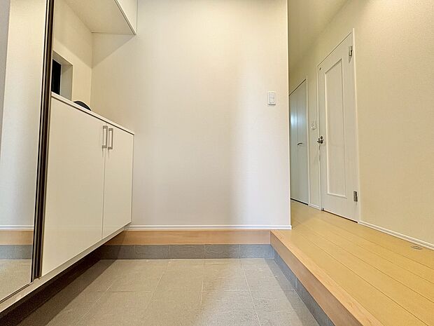 鏡が設置されているので、お洋服に合わせて靴もコーディネートしやすくなります。