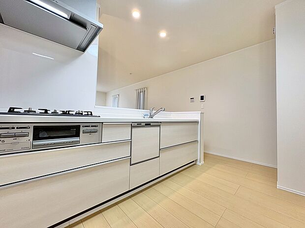 収納も多く、大きな鍋やフライパン、調味料などもスッキリ片付きます。