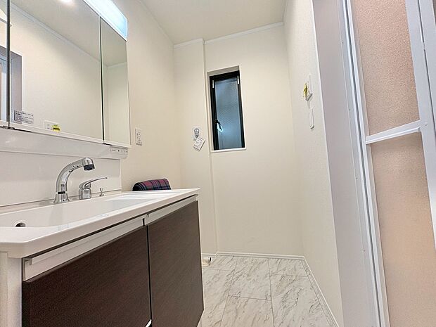 玄関のそばに洗面室を設けました。帰宅後すぐに手洗いできます。