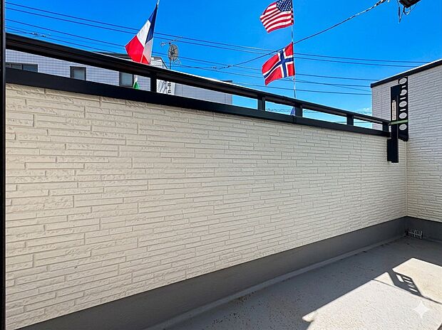 2階と3階にバルコニーを設けました。