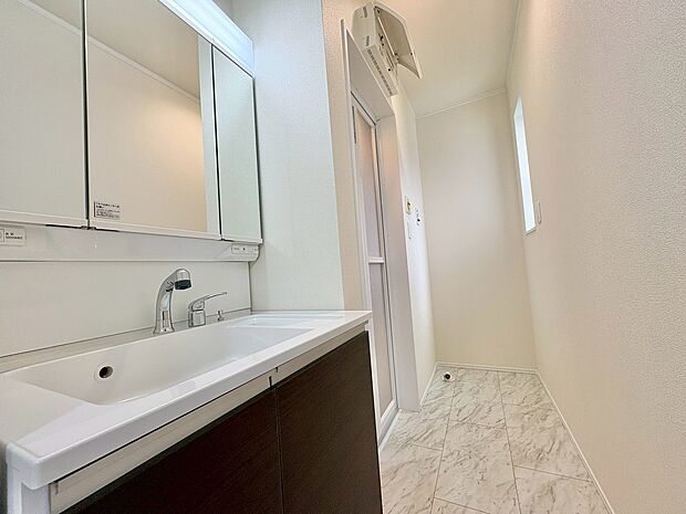 鏡の裏側には細かい物も収納でき、スッキリ片付いた洗面台に。