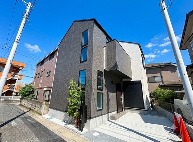 大和田駅徒歩10分、閑静な住宅街です。独創性豊かな趣と重厚感・気高さを兼ね備えたお住まい。