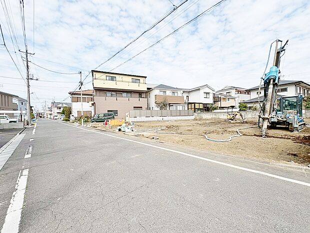 小学校まで徒歩3分でお子様の通学も安心です。(令和8年3月 撮影)