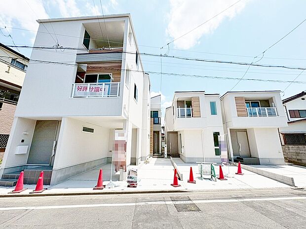 右から2番目が当物件。北戸田駅徒歩21分の立地。心地よく暮らせるシンプルモダンな外観。