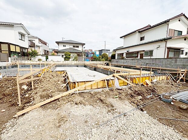 小学校まで徒歩3分でお子様の通学も安心です。(令和8年4月 撮影)