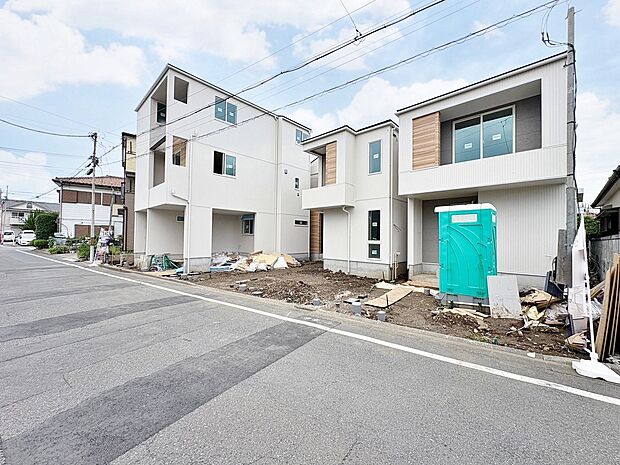 リビングには吹抜を設け、開放感のある空間を演出します。(令和8年6月 撮影)