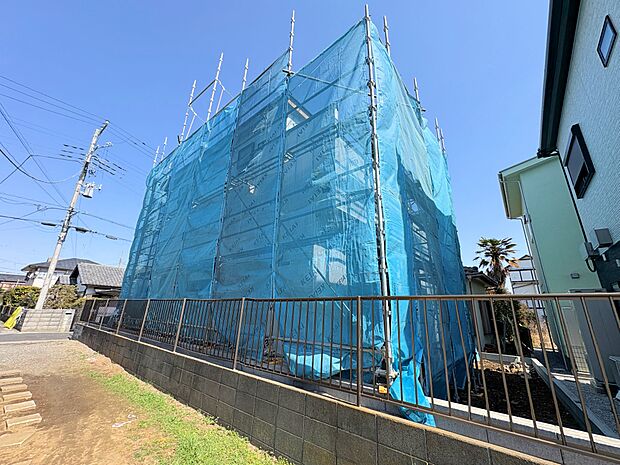 南東向きのバルコニーに面した主寝室は広々9帖。(令和8年3月 撮影)